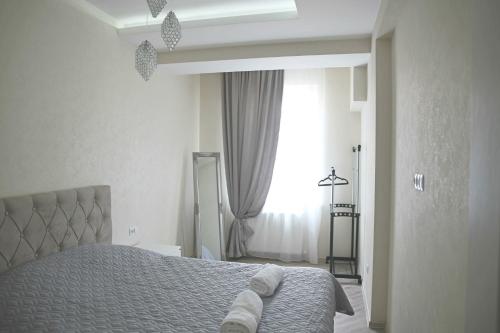En eller flere senge i et værelse på The Pearl of Mtatsminda Apartments