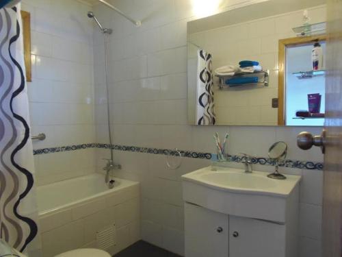 y baño con lavabo, bañera y espejo. en Chile Lodge - Lago Huillinco, en Notuél