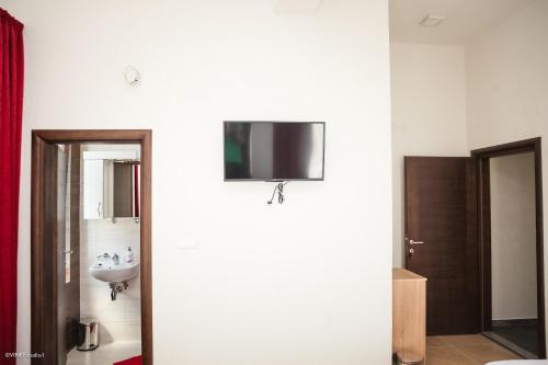 En tv och/eller ett underhållningssystem på Becar Pyramid Rooms