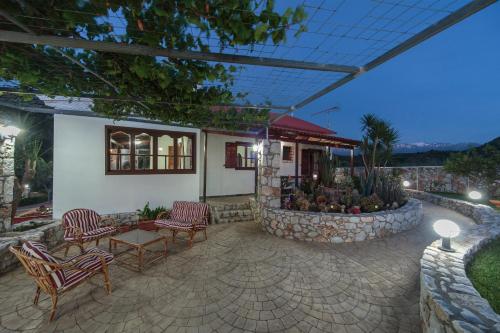 Bazén v ubytování Christine House Platanias nebo v jeho okolí