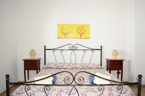 レウカにあるHome Family Leucaのベッドルーム1室(ベッド1台、ナイトスタンド2台付)