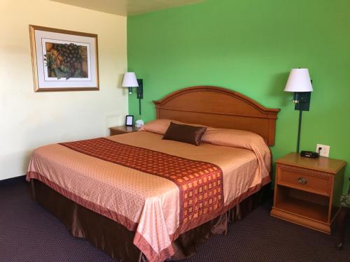 Llit o llits en una habitació de Shamrock Country Inn
