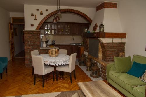 Ruang duduk di Holiday Home Stari Ribar