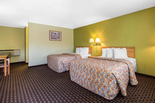 Postel nebo postele na pokoji v ubytování Rodeway Inn Gunnison - Crested Butte