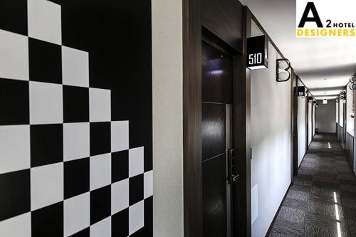 a black and white checkered wall in a hallway at A2 Hotel Desingers in Yesan