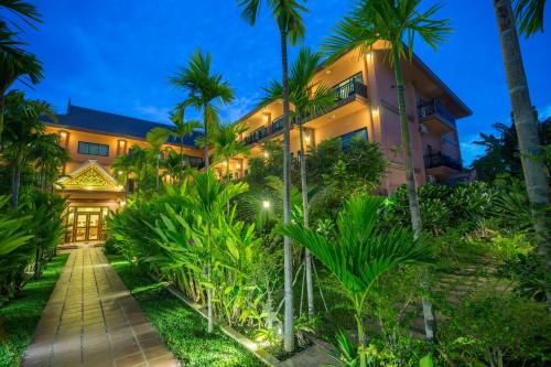 En hage utenfor Kouprey Hotel