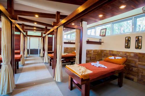Zimmer mit einem Bett und einigen Fenstern in einem Zimmer in der Unterkunft Bundhaya Resort in Ko Lipe
