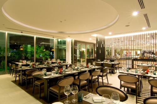Un restaurante u otro lugar para comer en Way Hotel Pattaya