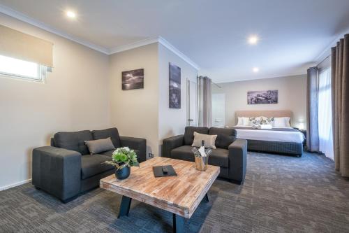 Χώρος καθιστικού στο Mandala Ace Albany Hotel