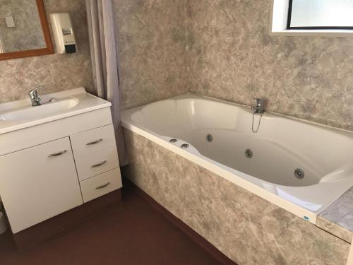 Ascot Oamaru Motel tesisinde bir banyo