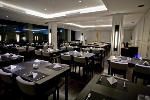 En restaurant eller et andet spisested på Samala Hotel Jakarta Cengkareng