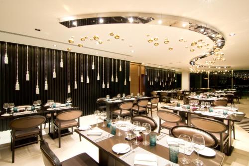 Un restaurante u otro lugar para comer en Way Hotel Pattaya
