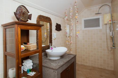 Ванна кімната в Baan Manuchang Villa, SHA Certified