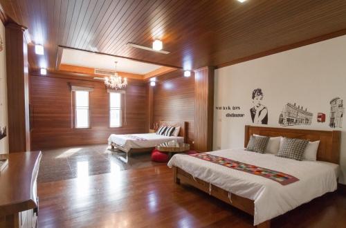 台南的住宿－台南益家客棧 ，一间带两张床铺的卧室,位于带木墙的房间内