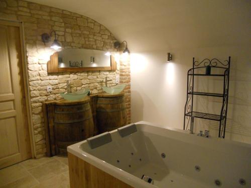 Ένα μπάνιο στο Gîte La Nuit Étoilée chez Champagne Mathelin