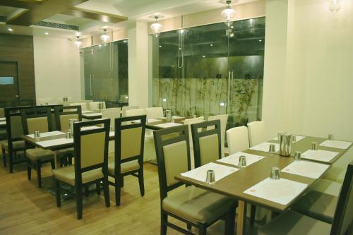 Un restaurante u otro lugar para comer en Grand Arcadia