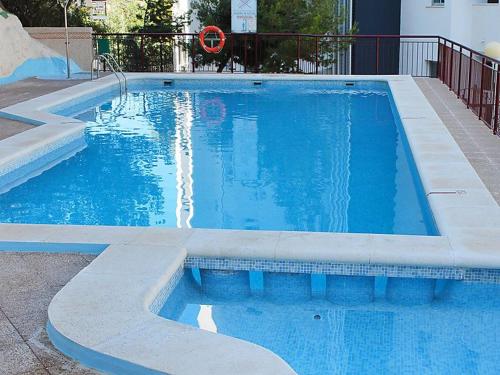 einen Pool mit blauem Wasser im Hof in der Unterkunft La Cala Finestrat Apartment in Cala de Finestrat