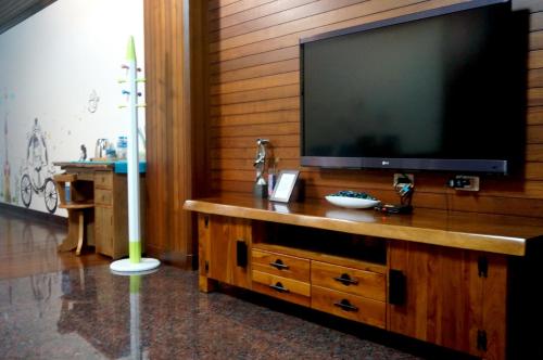 TV a/nebo společenská místnost v ubytování Tainan Yi Home
