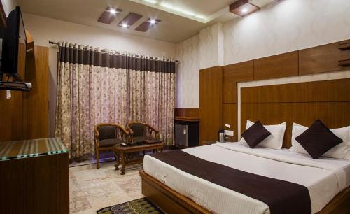 a bedroom with a large bed in a room at Hotel Basera Brij Bhoomi Vrindavan in Vrindāvan