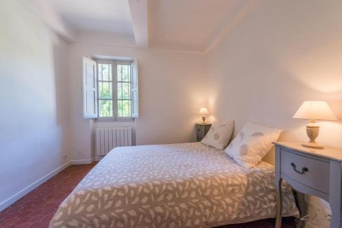 Habitación pequeña con cama y ventana en Grand Balaguier en La Seyne-sur-Mer