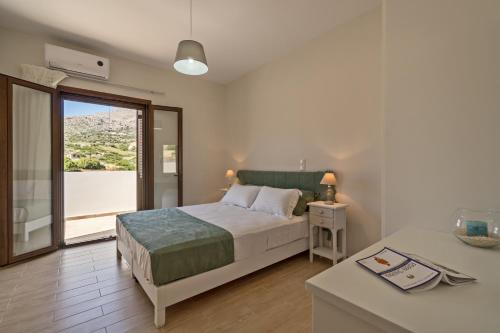 سرير أو أسرّة في غرفة في Triopetra View Villas