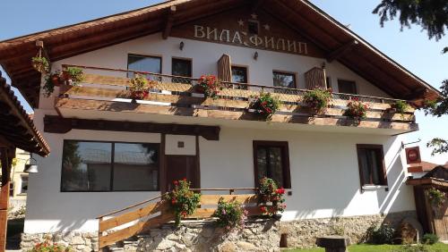 ein Gebäude mit Topfpflanzen auf dem Balkon in der Unterkunft Villa Filip in Bachevo