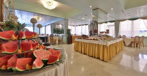 a lobby with a display of fruit on a table at Hotel Bristol in Sottomarina