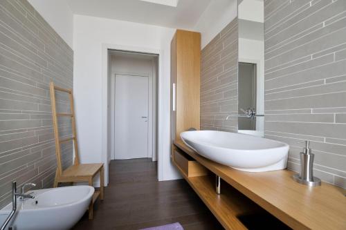 Lush Contemporary Flat, wonderful and wide home with 3 Bedrooms, 6 guests, By HouseinMilano