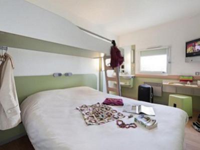 Una cama o camas en una habitación de ibis budget Nancy Porte Sud