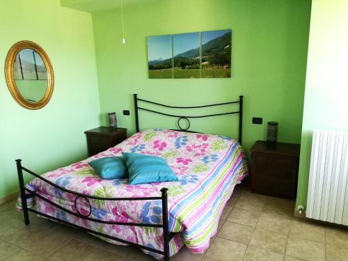 ein Schlafzimmer mit einem Bett und einem Spiegel in der Unterkunft Bacca Blu in Villa Santa Lucia degli Abruzzi