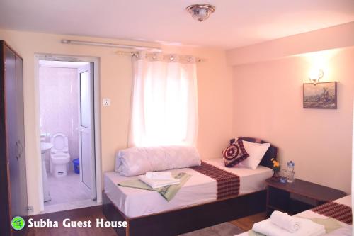 Una cama o camas en una habitación de Subha Guest House