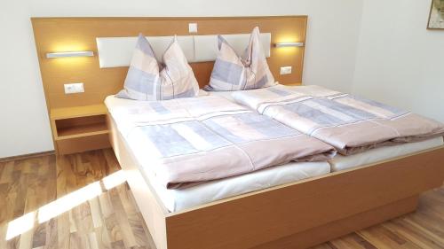 เตียงในห้องที่ Gasthof Kremslehner