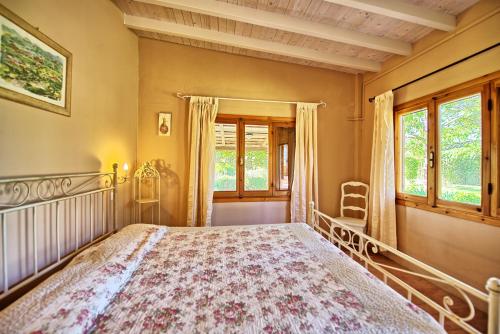 Vico dʼElsaにあるCasa Cipressi by PosarelliVillasのベッドルーム(ベッド1台、窓付)