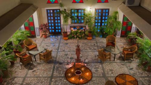 Un restaurante o sitio para comer en Hari Mahal Palace by Pachar Group