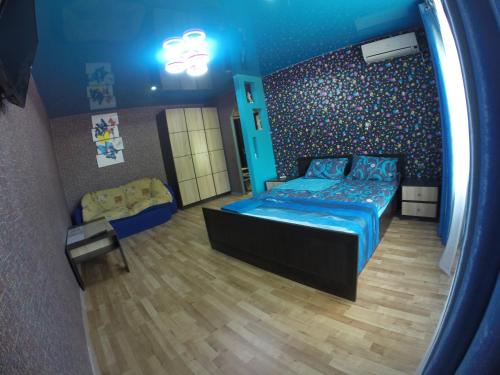 a small bedroom with a bed and a couch at Apartmens on Khabarovskaya in Kryvyi Rih