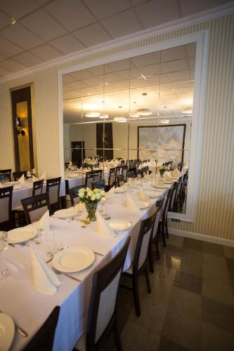 a large dining room with white tables and chairs at Hotel Cargo in Słubice