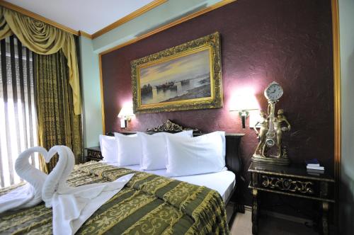 Postel nebo postele na pokoji v ubytování Ambassador Hotel