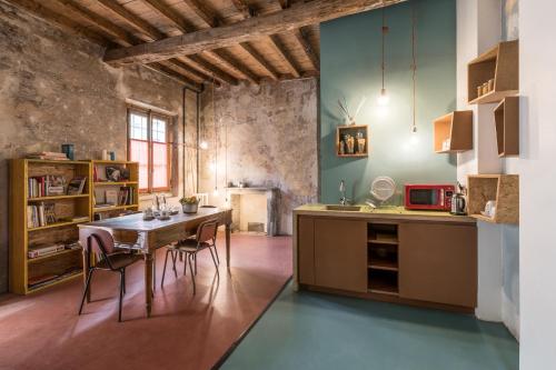ミラノにあるUn posto a Milano - guesthouse all'interno di una cascina del 700のキッチン(テーブル、椅子付)