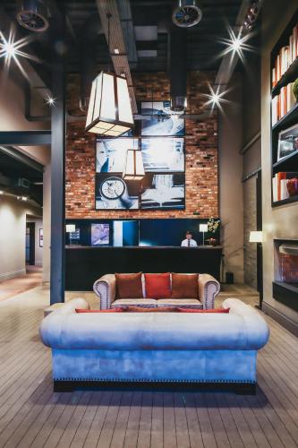 a couch in the middle of a room at mour hotel in Mansfield