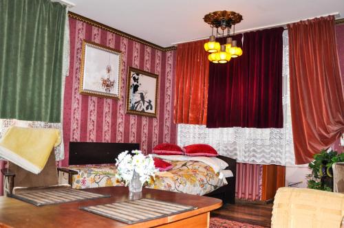 雅羅斯拉夫爾的住宿－Appartment on Uglichskaya，一间卧室配有红色和绿色窗帘的床