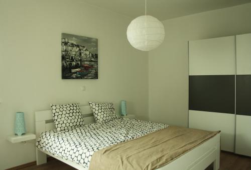 ein Schlafzimmer mit einem Bett und einem Bild an der Wand in der Unterkunft Apartmani Japa in Vrsi