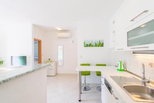 Dapur atau dapur kecil di Apartments Nikolina