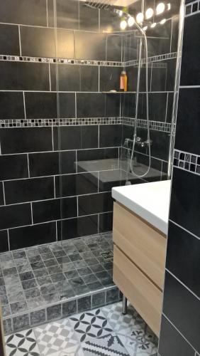une salle de bain avec une douche, un lavabo et une baignoire dans l'établissement Heliopolis Village Naturiste, au Cap d'Agde