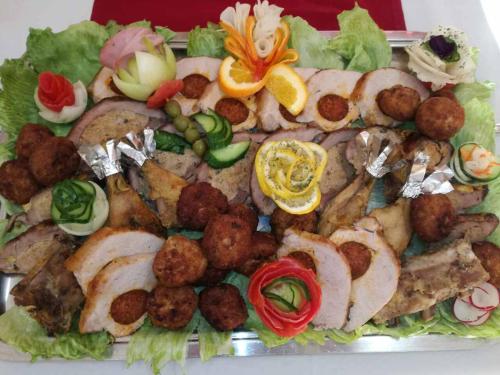 Comida en o cerca de este hotel