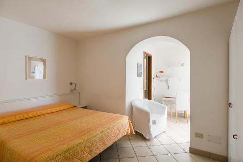 ピエトラ・リーグレにあるHotel Ca' Ligureのベッドルーム1室(ベッド1台、椅子、テーブル付)