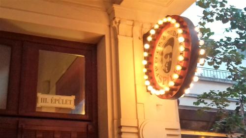  Gozsdu Apartment -  Chambre  photo :   Tea/Coffee maker    Minibar    Bath                           