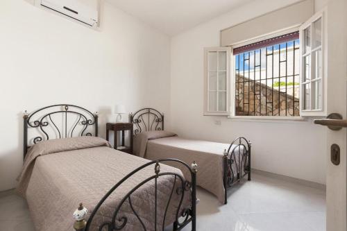 Ένα ή περισσότερα κρεβάτια σε δωμάτιο στο Riva degli Angeli by BarbarHouse