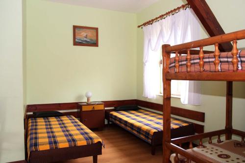 เตียงสองชั้นในห้องที่ Hlebówka siedlisko w Sudetach