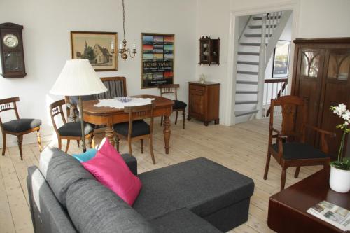 - un salon avec un canapé et une table dans l'établissement Apartment 4, à Tønder