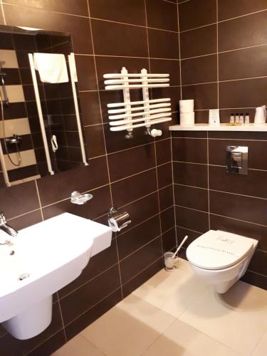 Ein Badezimmer in der Unterkunft Hotel Jaskółka